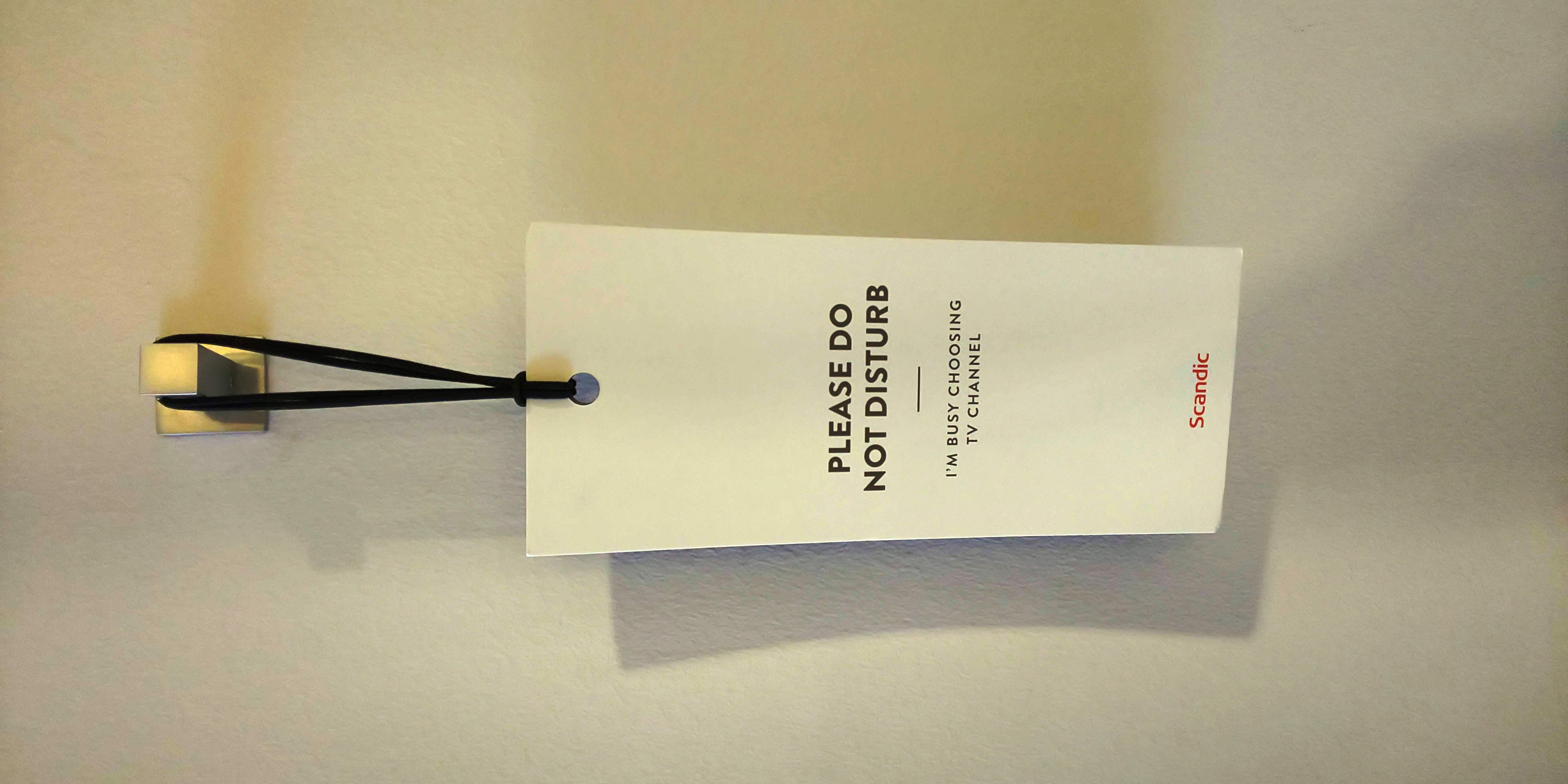 PLEASE DO NOT DISTURB「テレビのチャンネル選びで忙しいので」