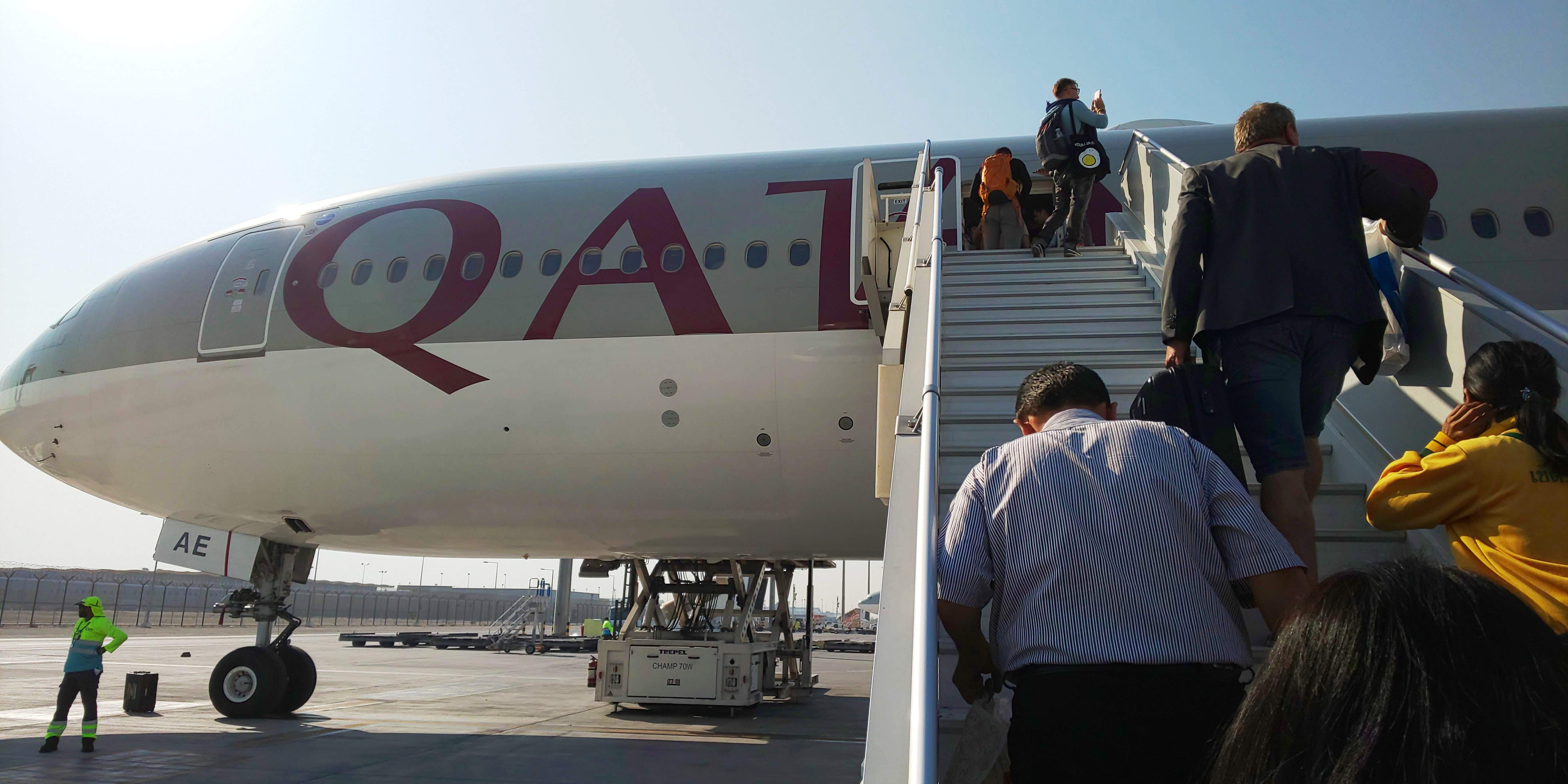 Qatar Airways機へタラップから搭乗