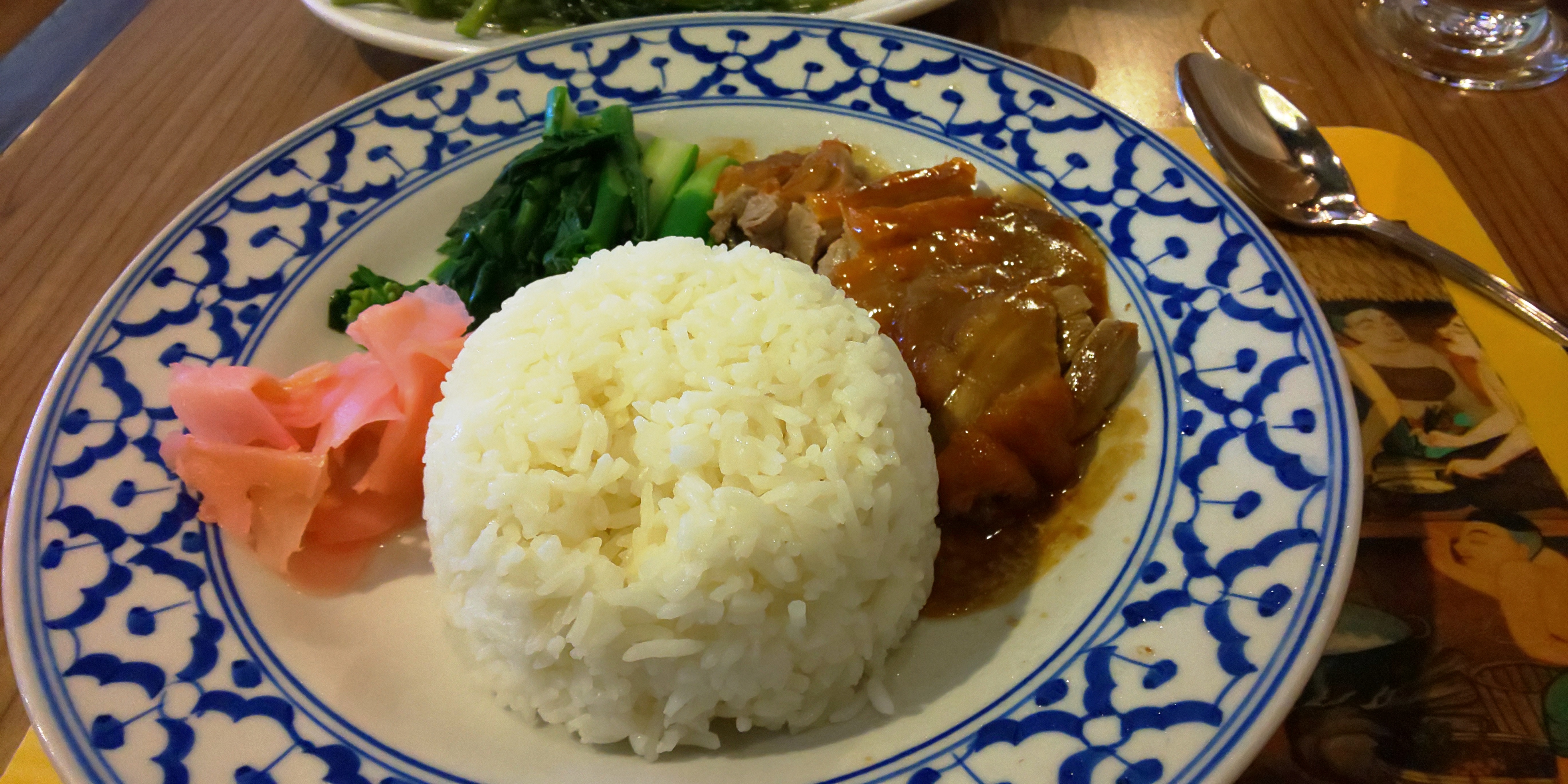 ご飯と肉料理の夕食