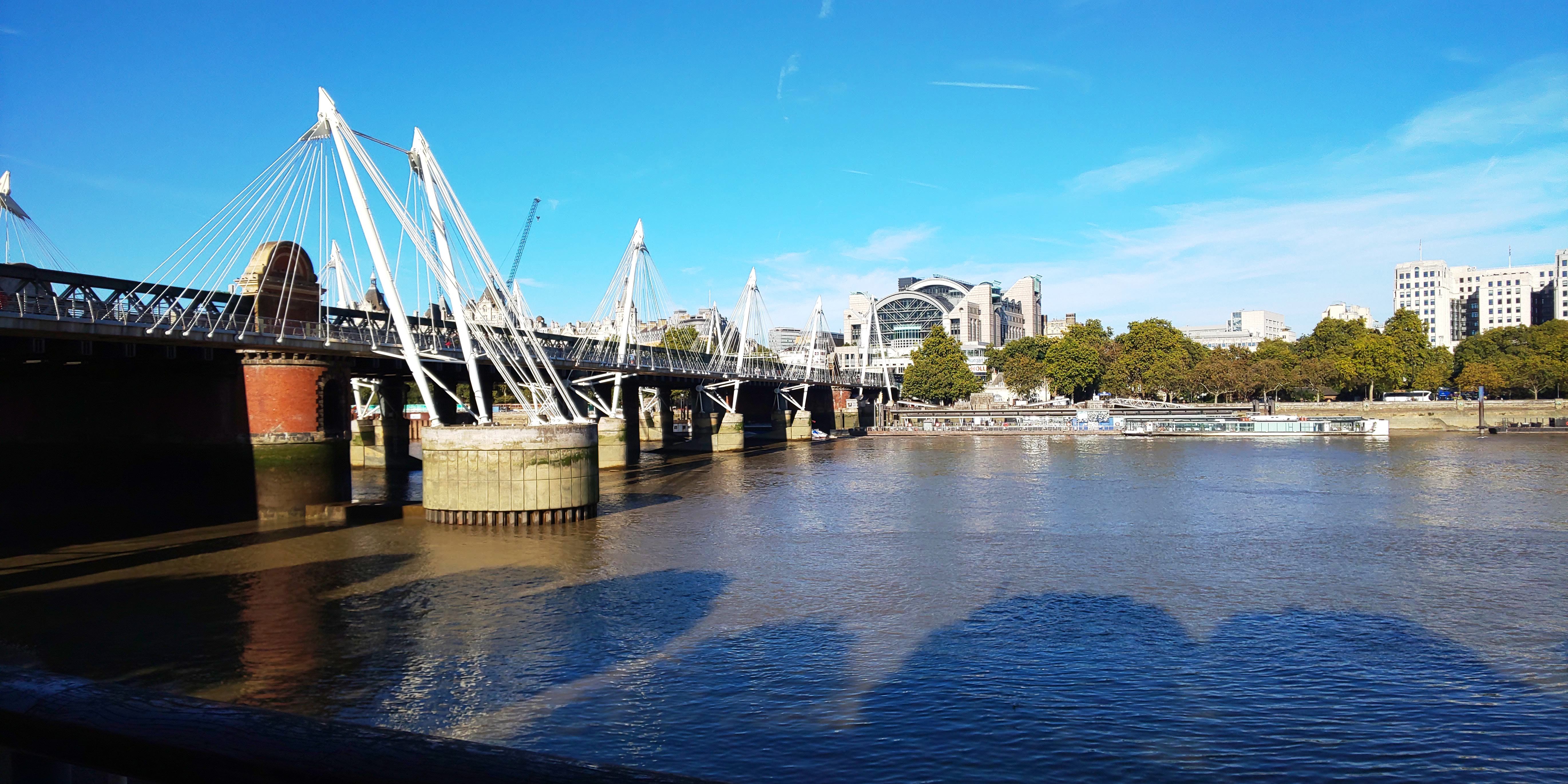 Southbankから見たHungerford BridgeとGolden Jubilee Bridges