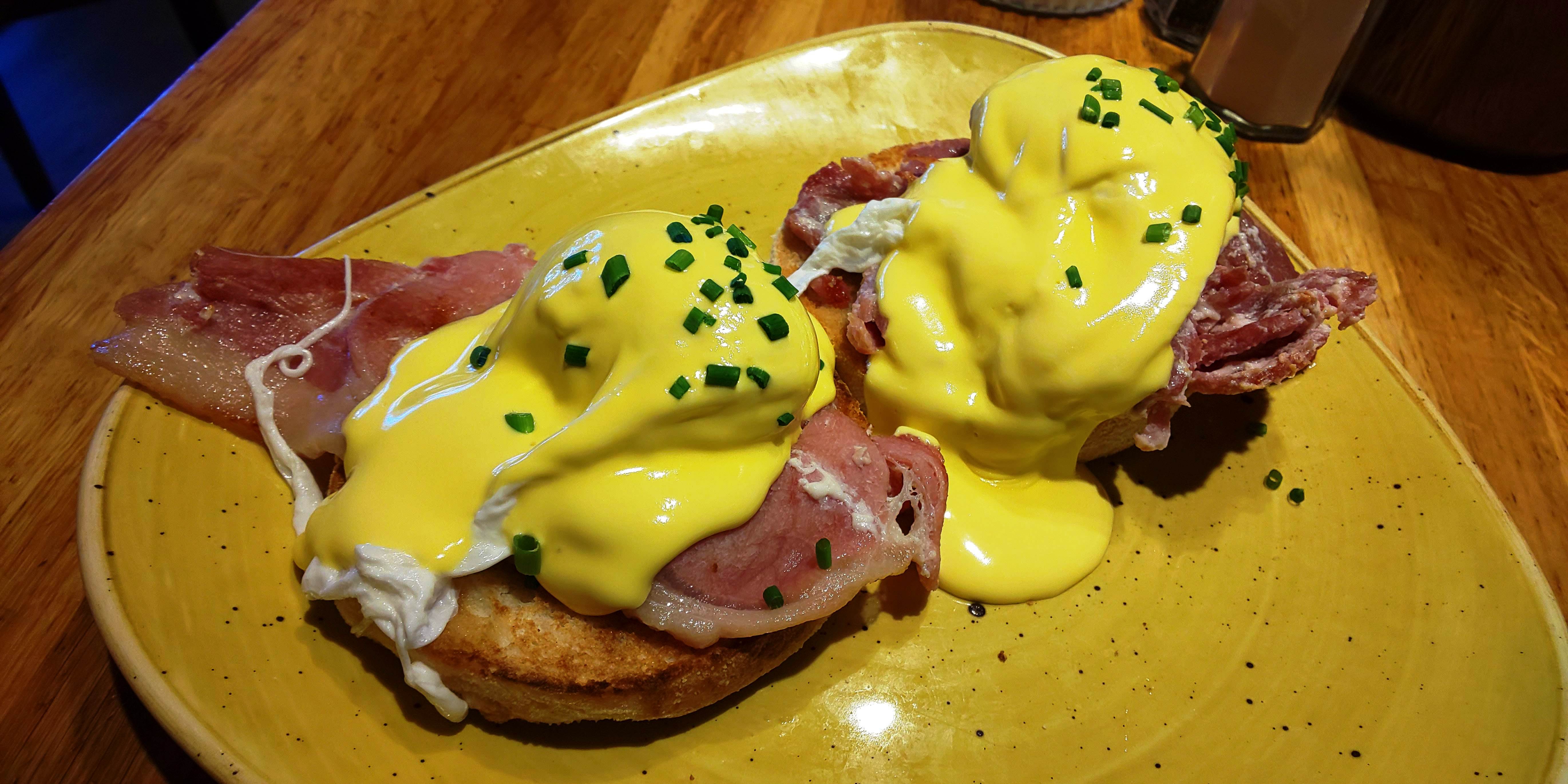 朝食のエッグベネディクト