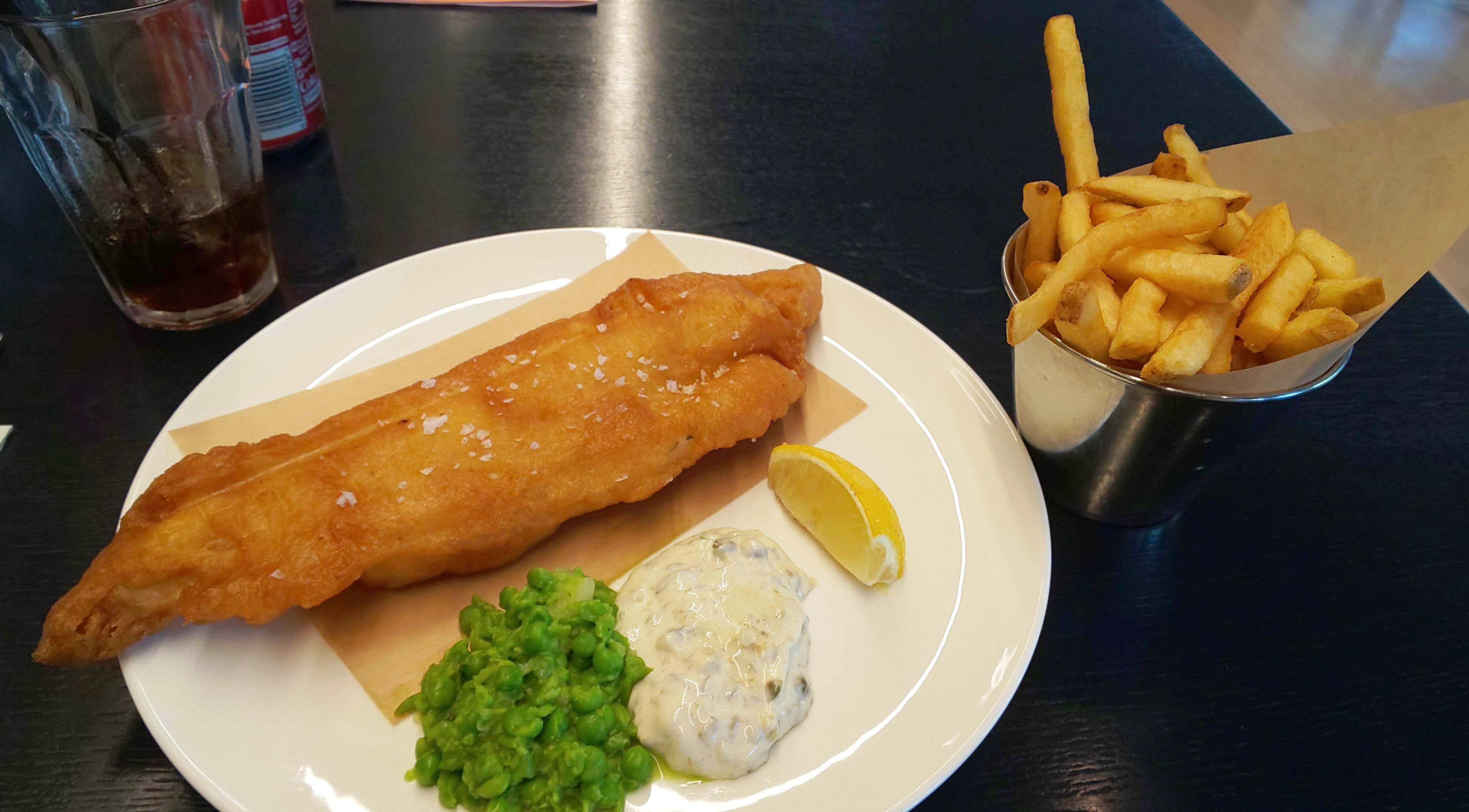 昼食のフィッシュアンドチップス