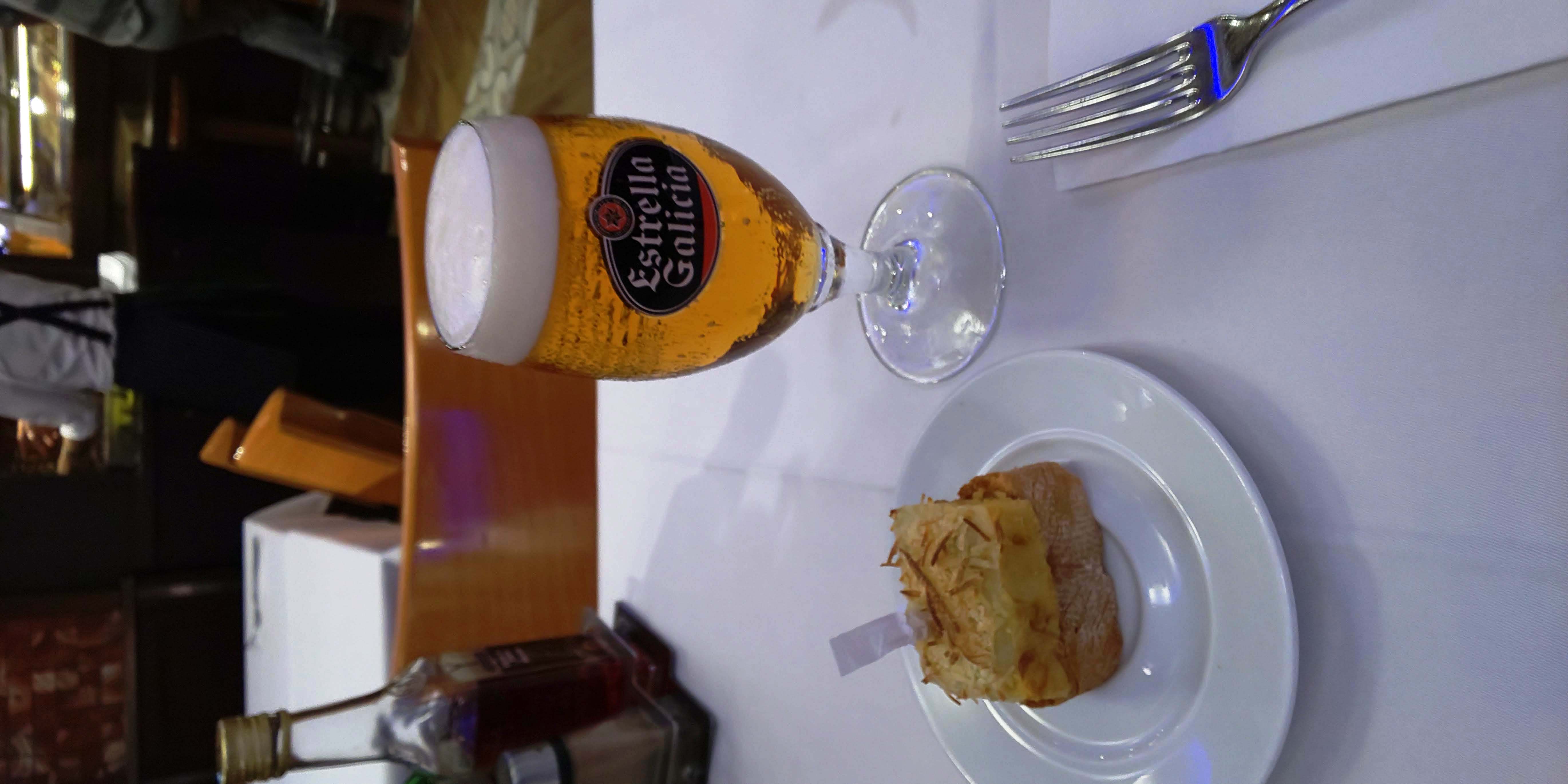 夕食時の飲み物とケーキ