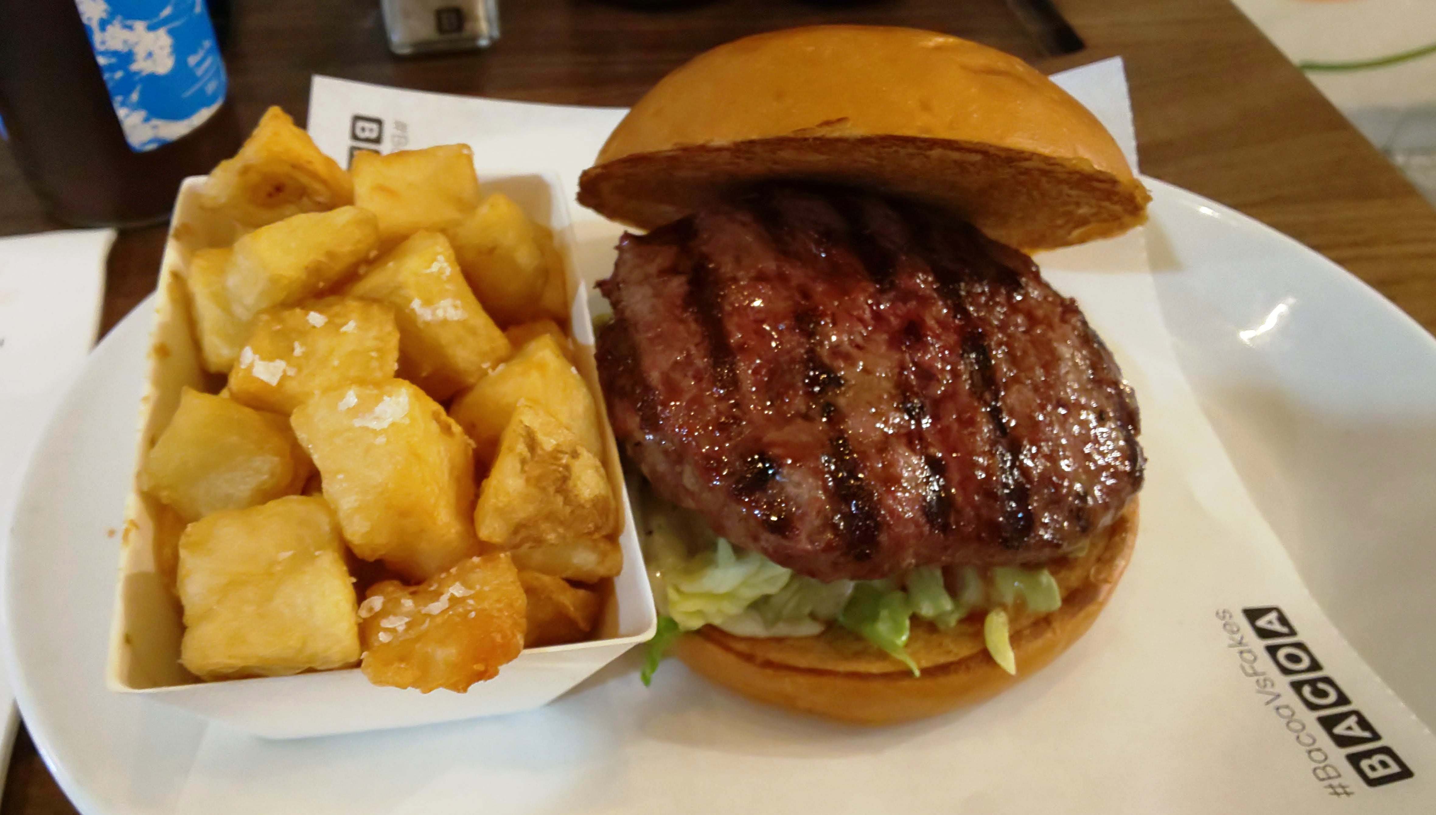 ハンバーガーとポテトの昼食