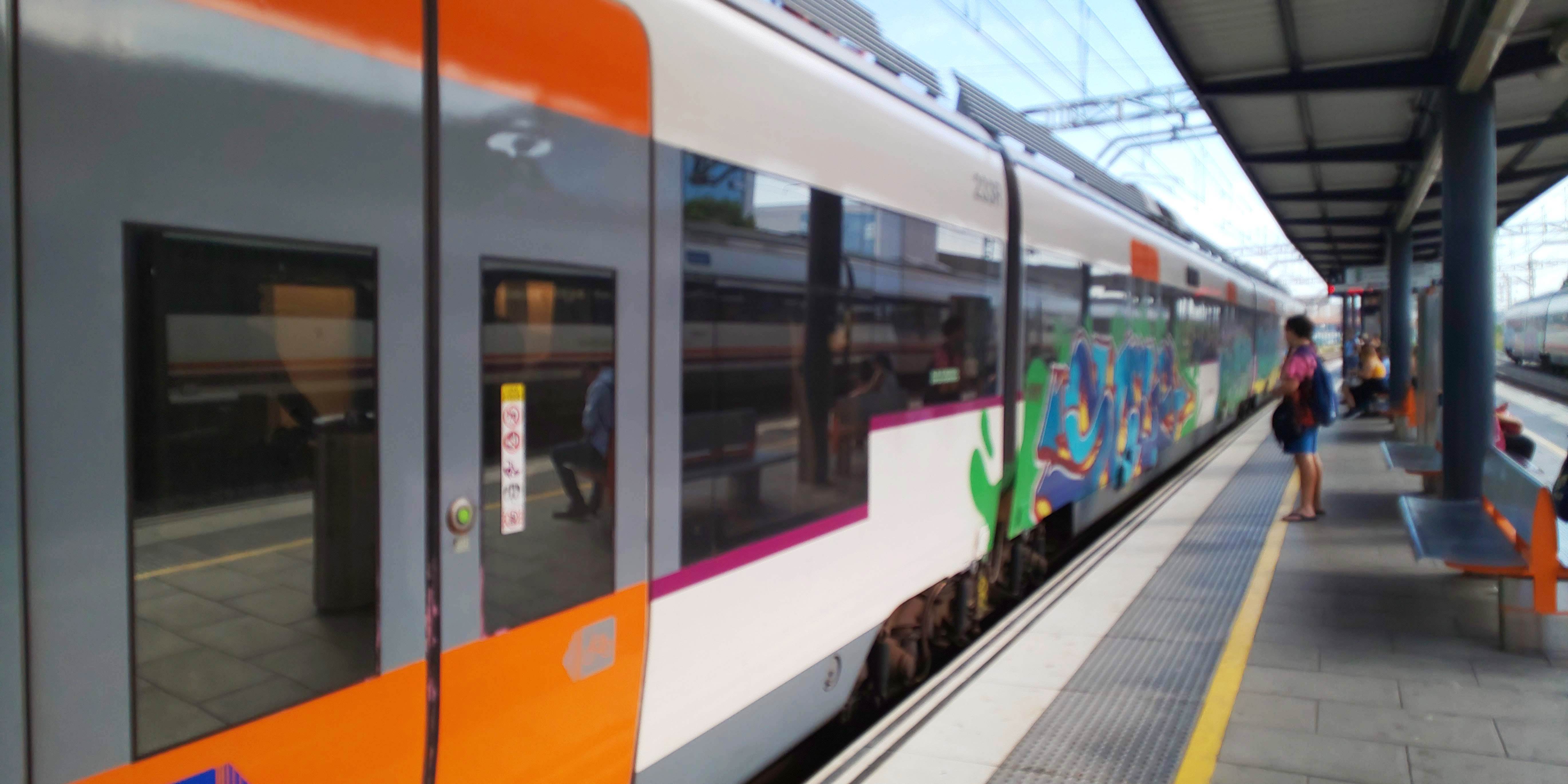 駅に停車するRenfeの列車