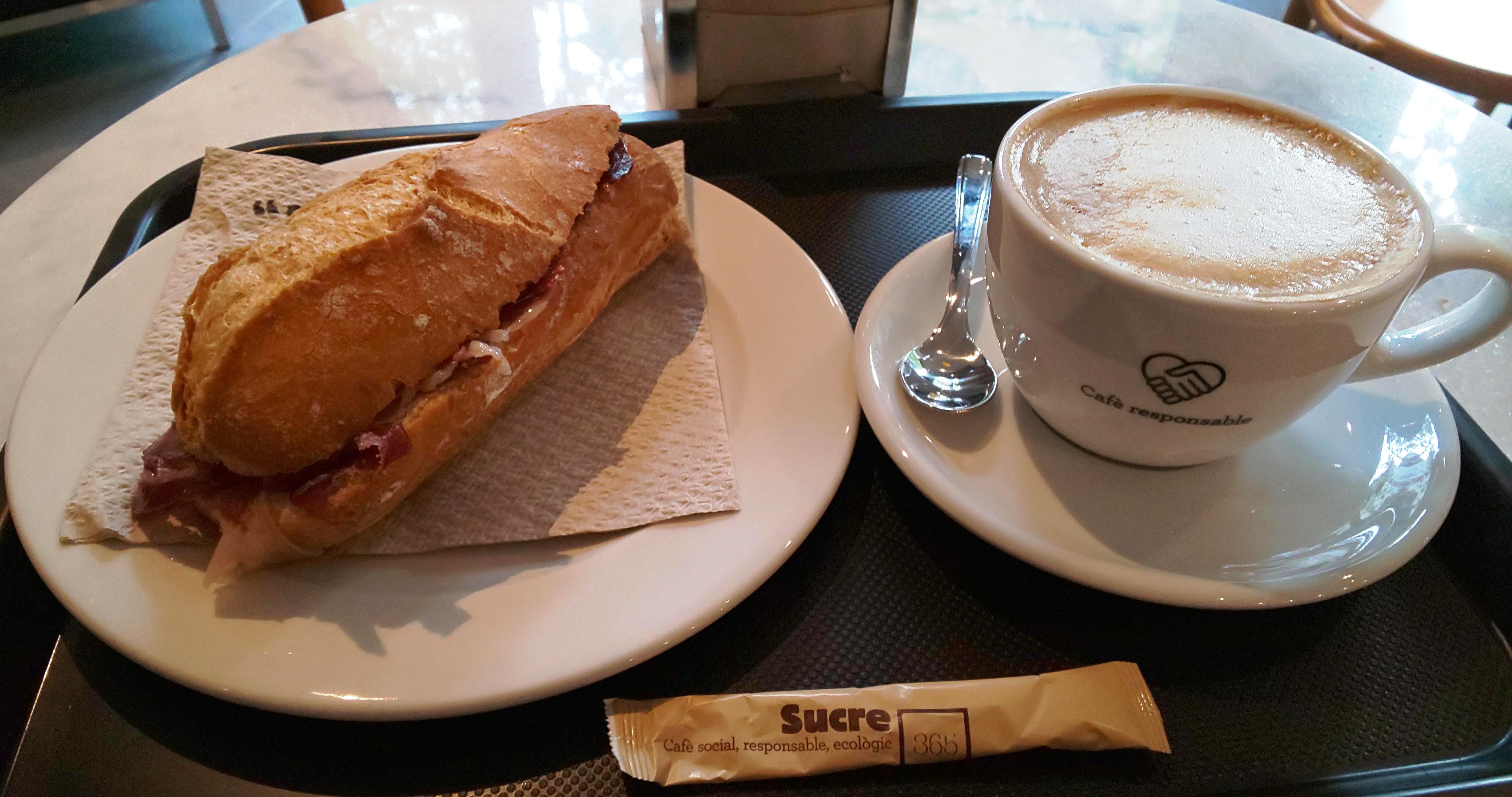 サンドイッチとカプチーノの朝食
