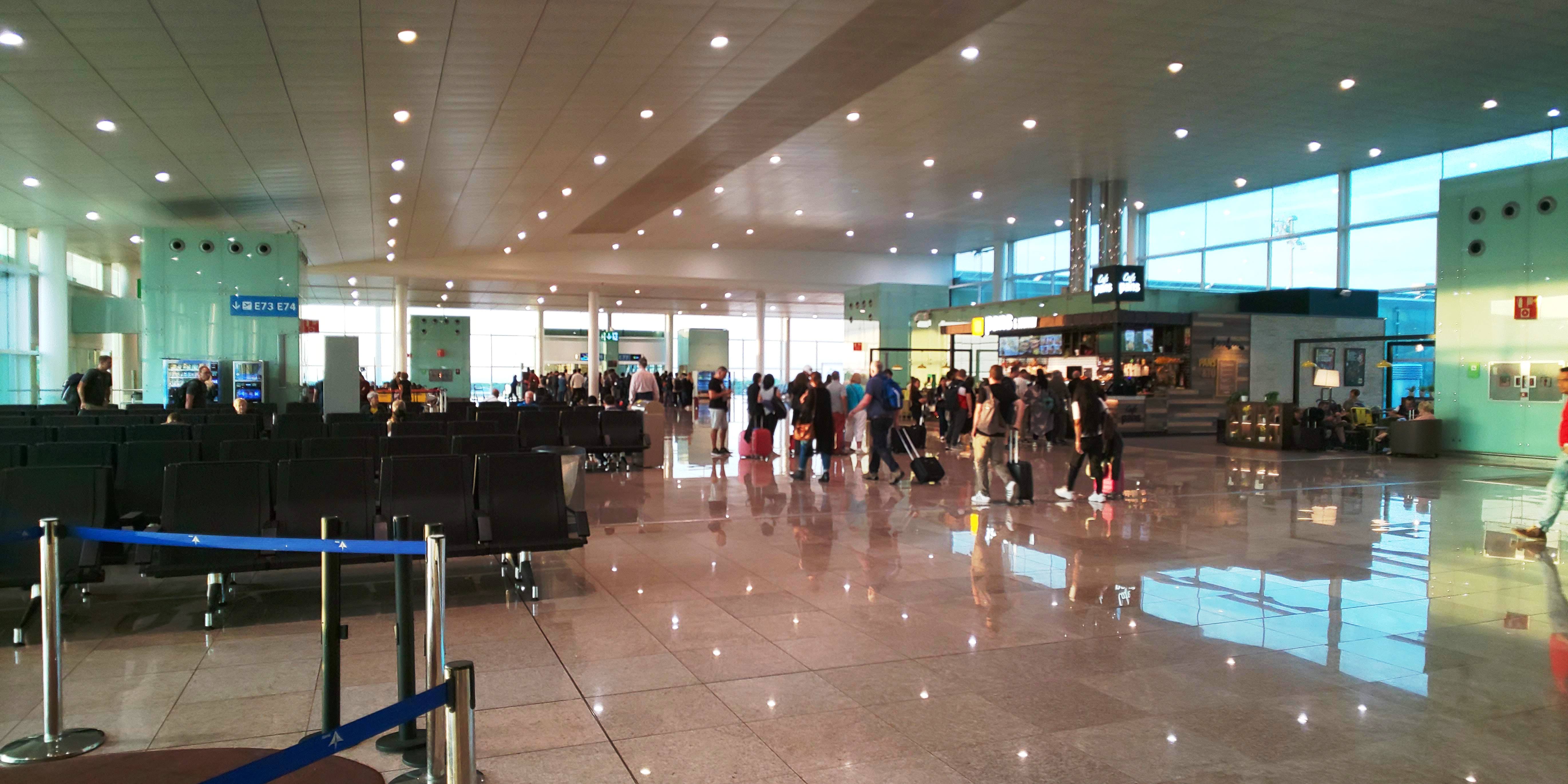 バルセロナ空港の出発ロビー