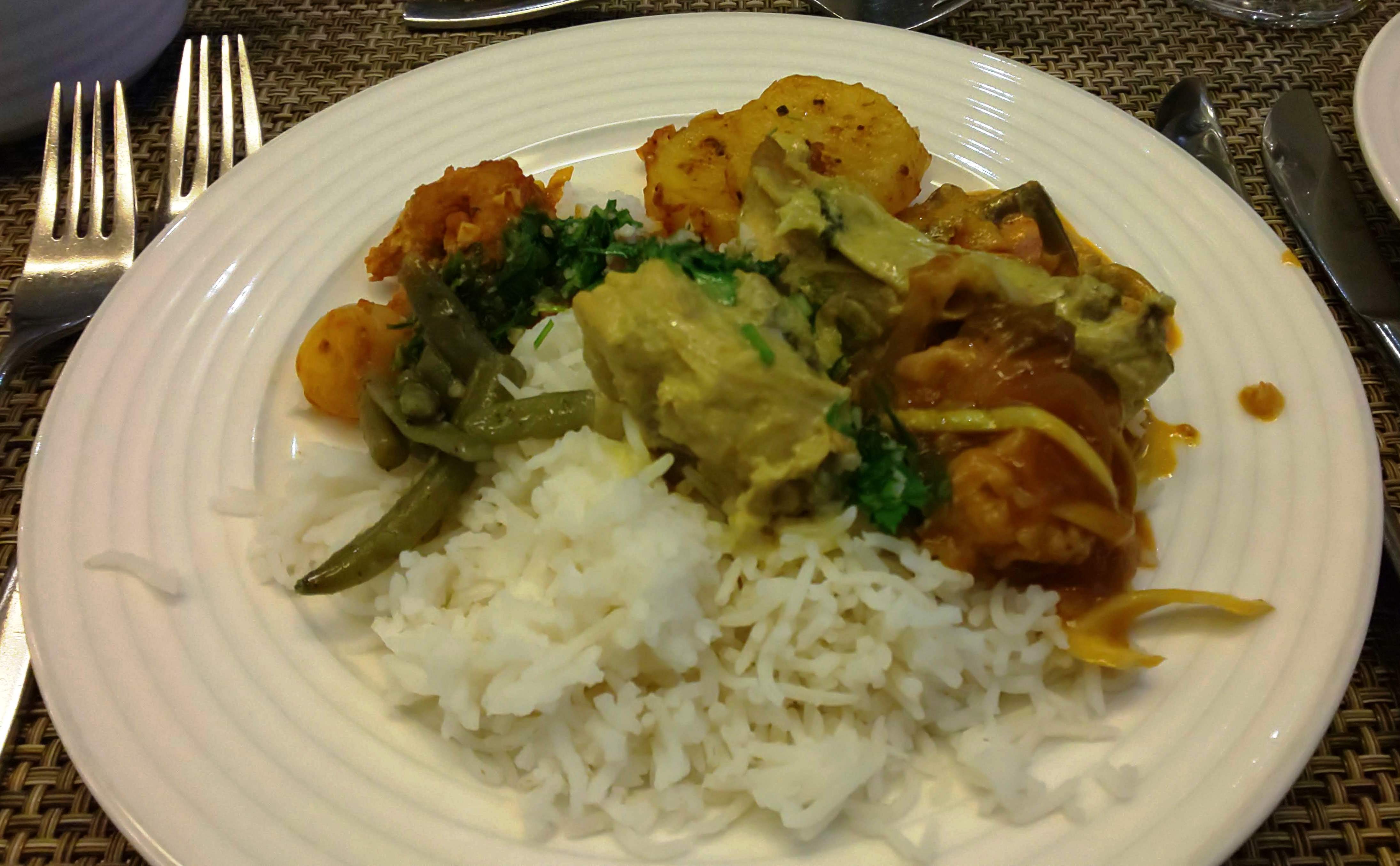 Concorde Hotel Dohaでの夕食。ライスとカレー