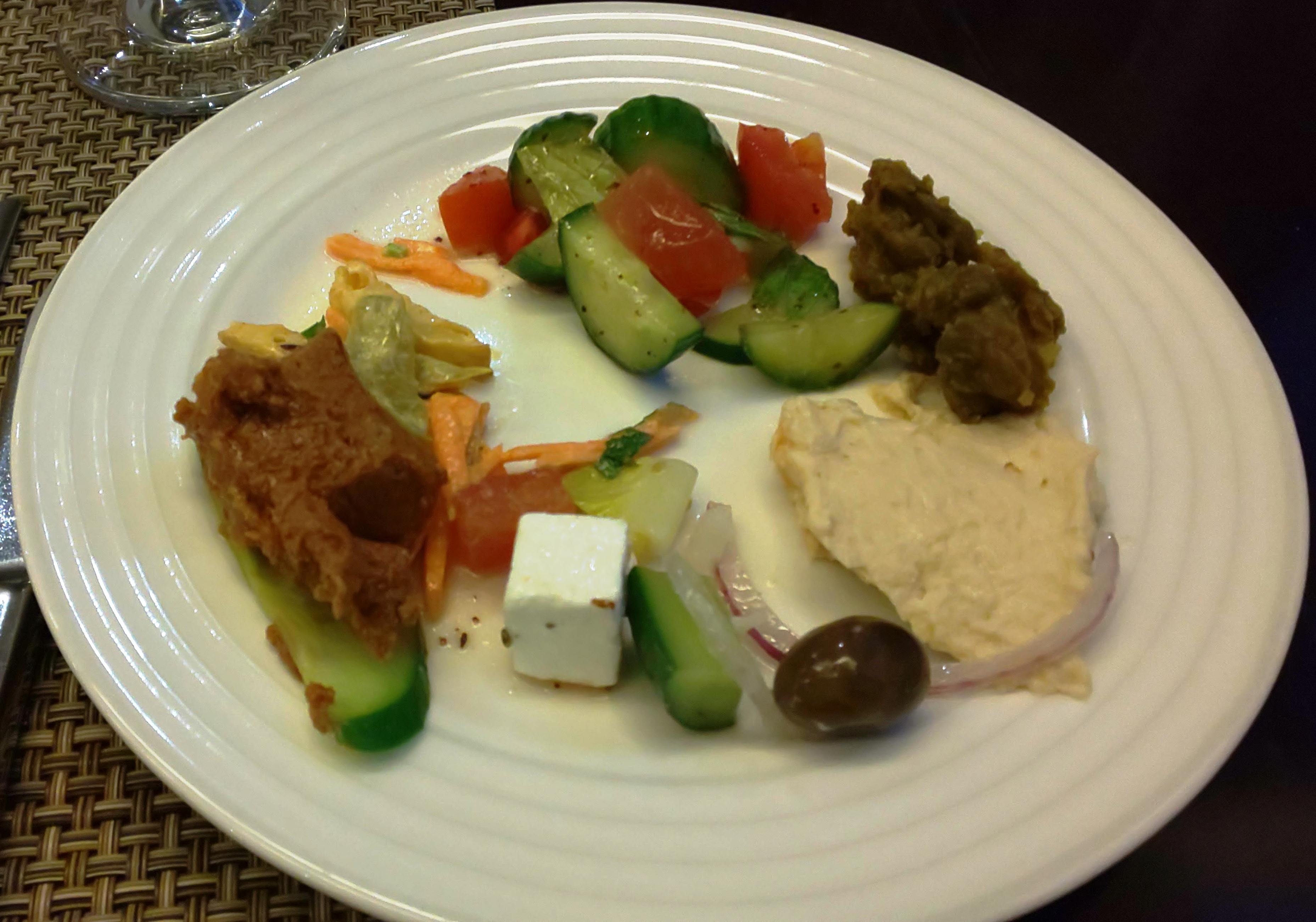 Concorde Hotel Dohaでの夕食。サラダと前菜