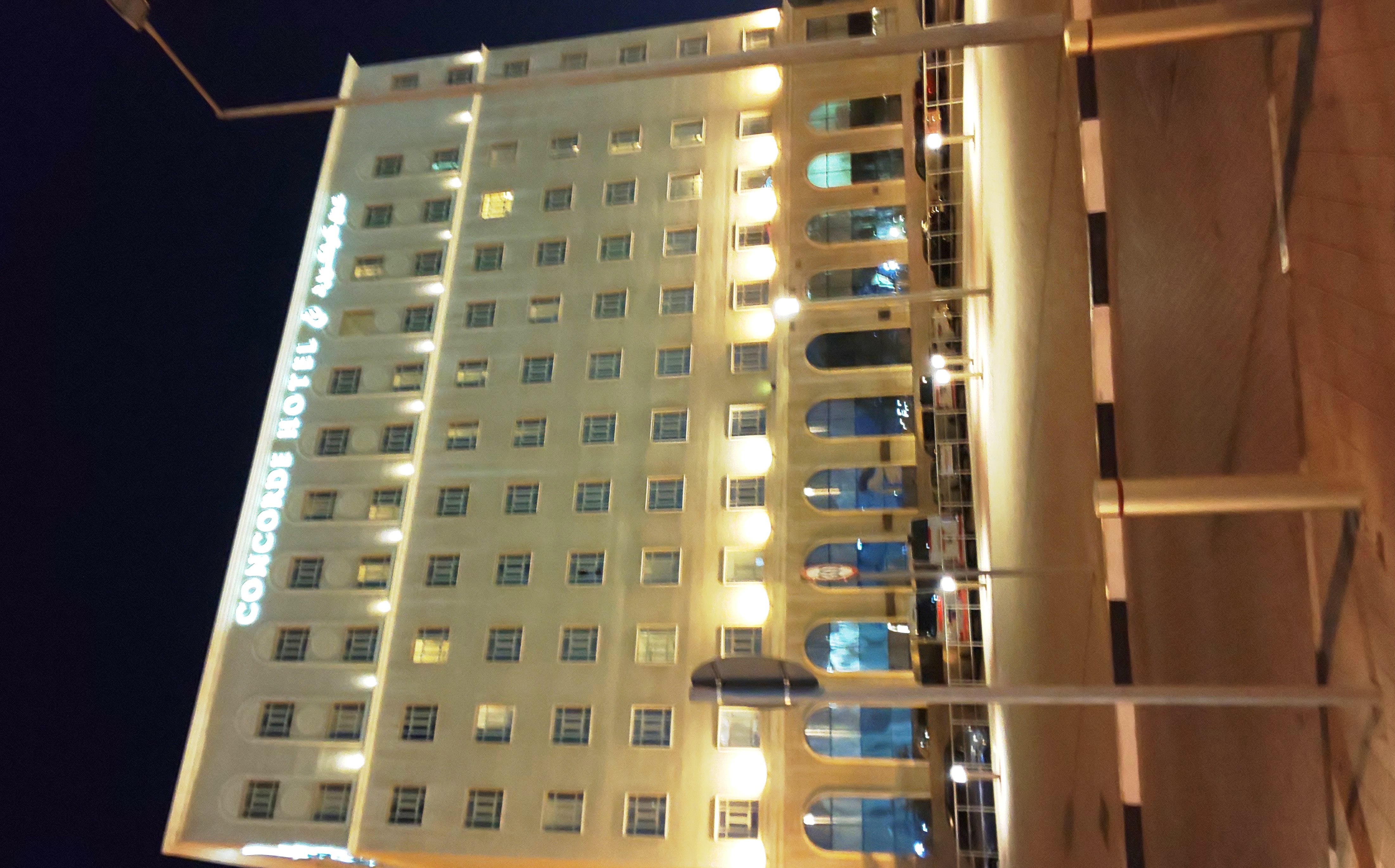 夜に撮影したConcorde Hotel Dohaの外観