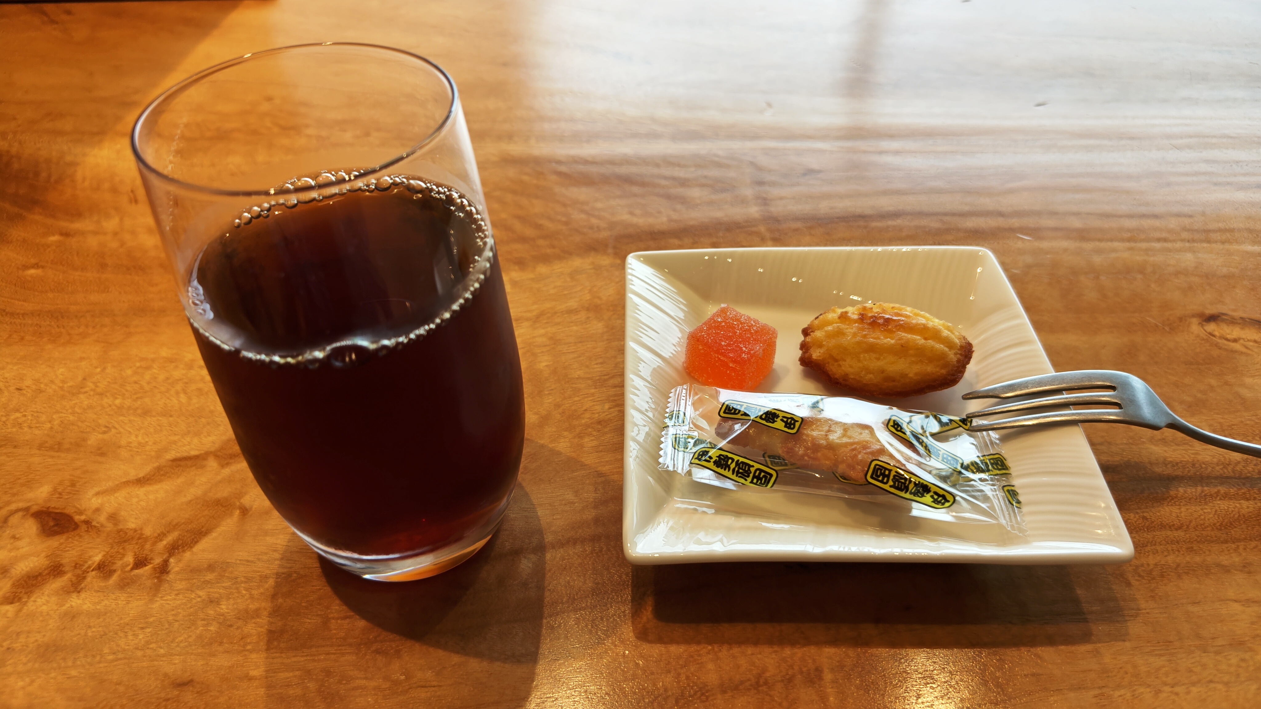ホテルのゲストラウンジで選んだ飲み物とお菓子