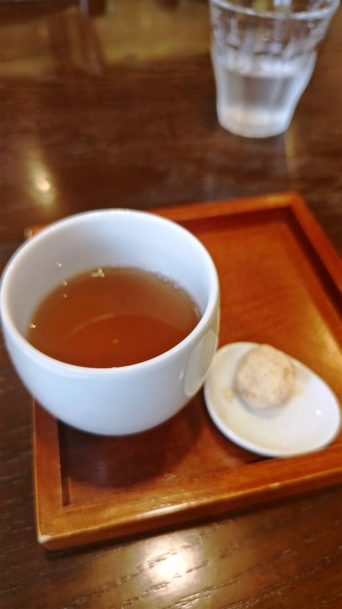 喫茶セヴィリヤのほうじ茶と小菓子